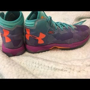 Steph Curry 2.5 size 6.5 youth.